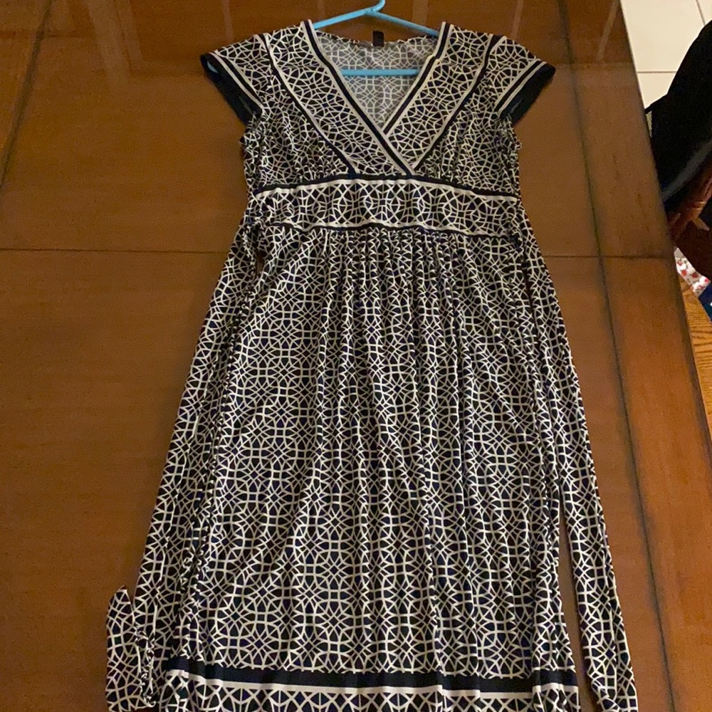 Semi-formal dress with geometric patterns